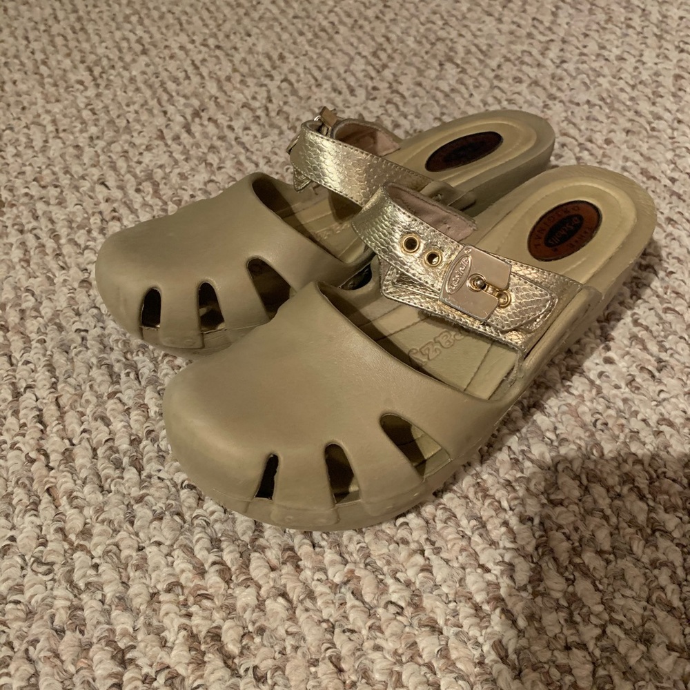 Tan used condition Dr Scholls rubber clog size 7